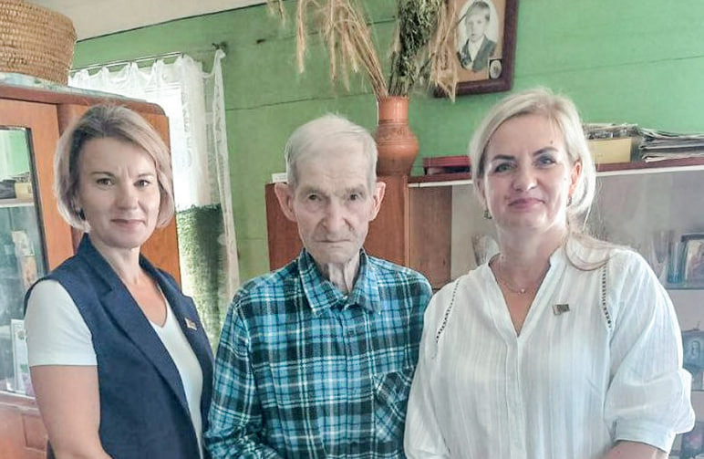 Пенсионер получил свидетельство о рождении.jpg