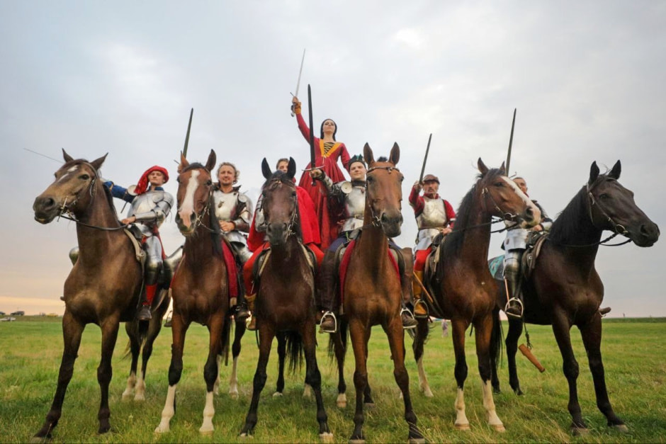 Конный рыцарь и средневековая реконструкция 2.jpg