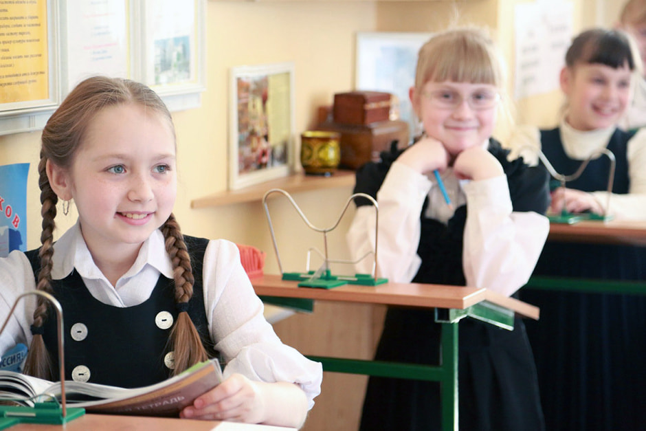 Дети в школе на уроке