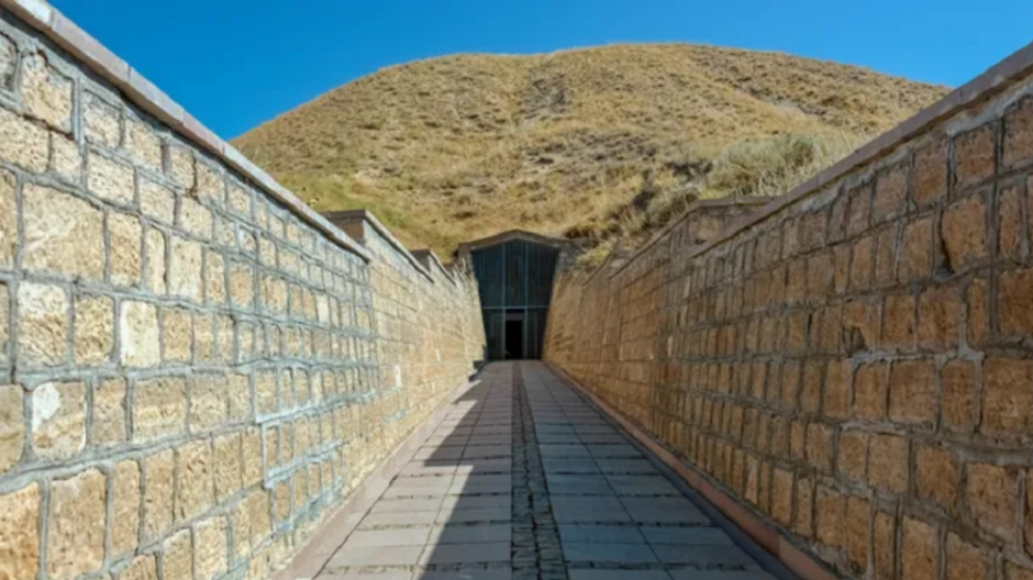 вход в пещеру гробницы