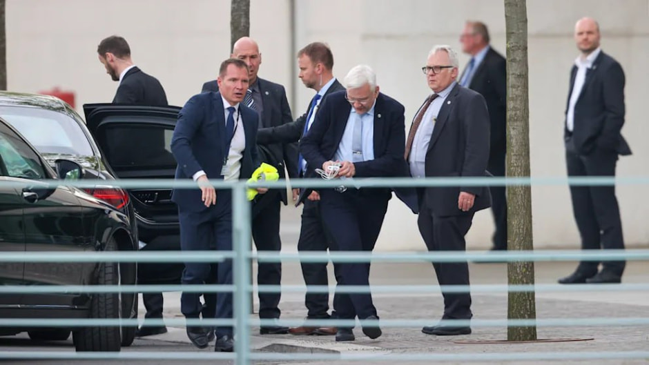 Владимир Зеленский забыл смартфон.jpg