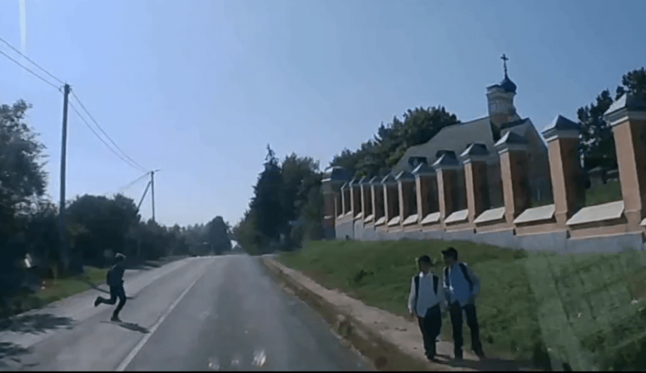 10-летний мальчик попал под колеса авто в Минском районе — видео.png