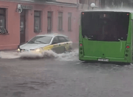 Гродно затопило после мощного ливня: улицы ушли под воду, ветер достигал 24 м/с