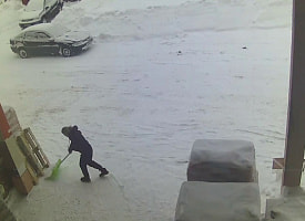 Белорусы вышли на “охоту за лопатами”? В Витебске все закончилось вызовом милиции