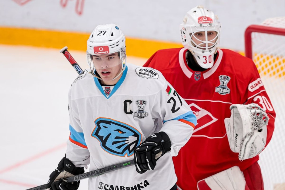 Матвей Шидловский ждет шайбу на пятаке Спартака.jpg