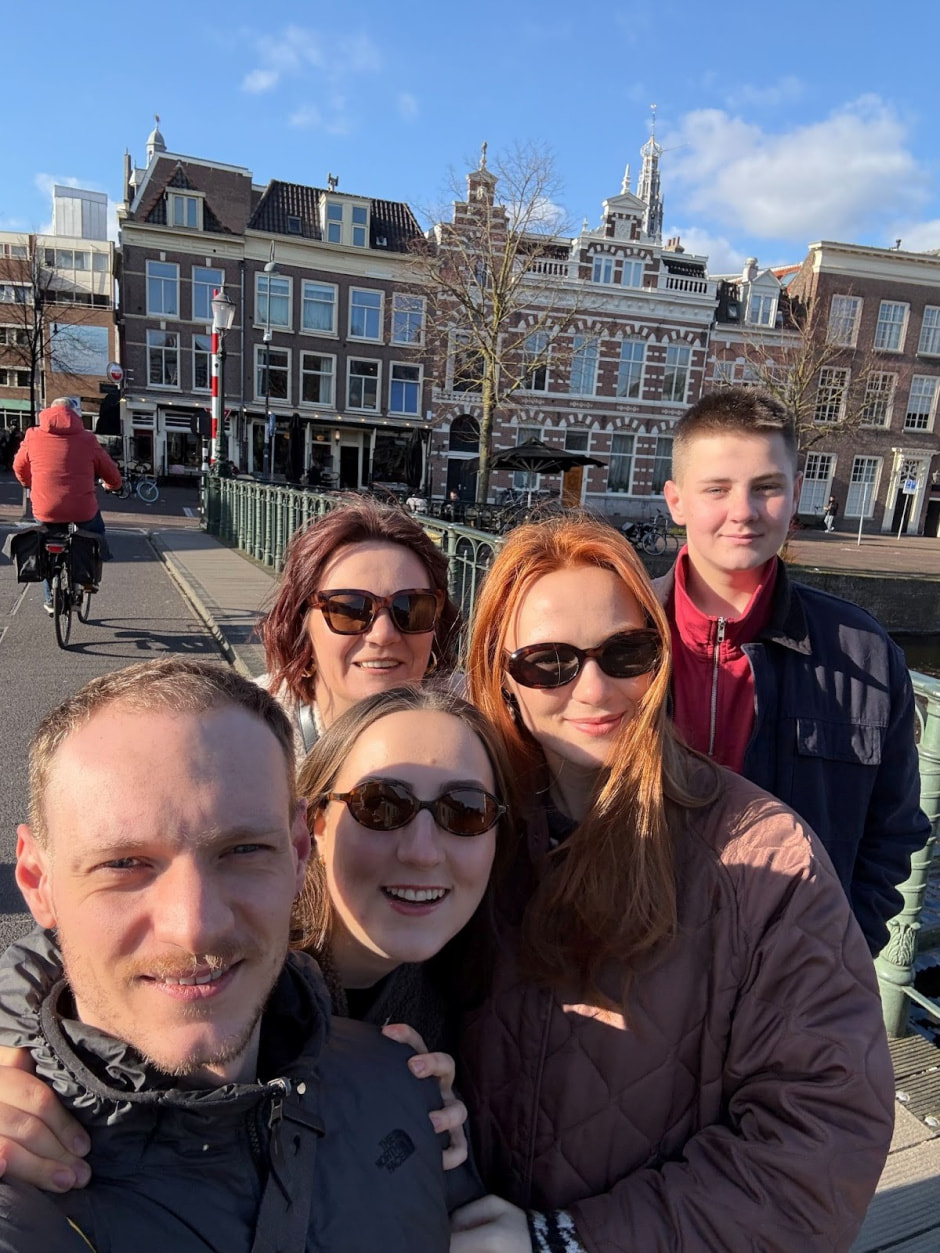 3-Екатерина Андрусевич с парнем Джанлукой и семьей в Нидерландах.jpg