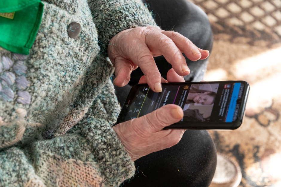 В 93 года освоила смартфон и смотрит сериалы 9.jpg