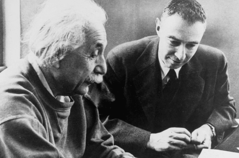 Альберт Эйнштейн и Роберт Оппенгеймер.png