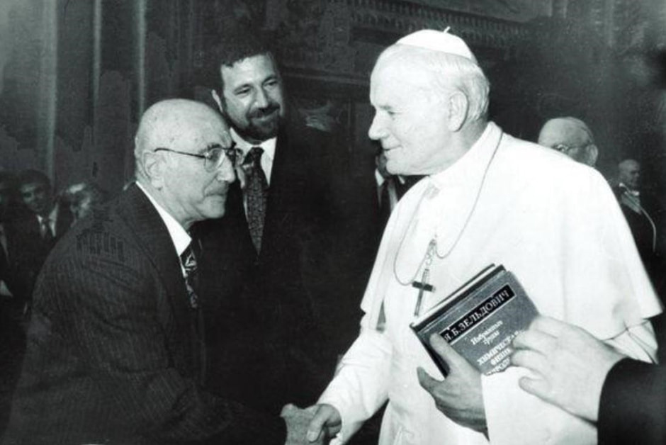 Яков Зельдович белорусский Оппенгеймер 8_Зельдович и Папа Римский.jpg
