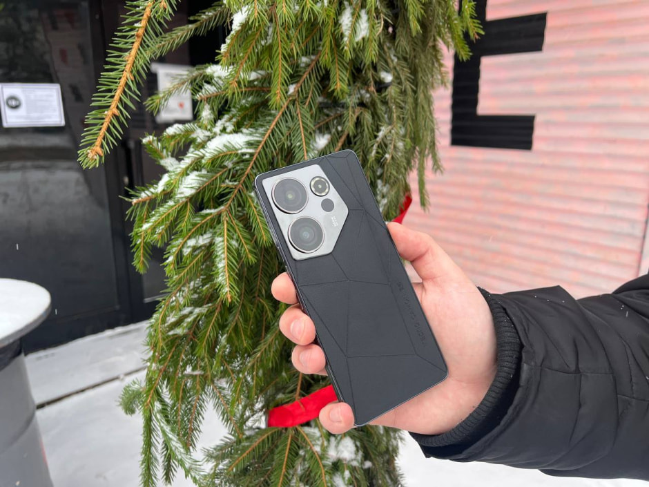 телефон в руке.jpg