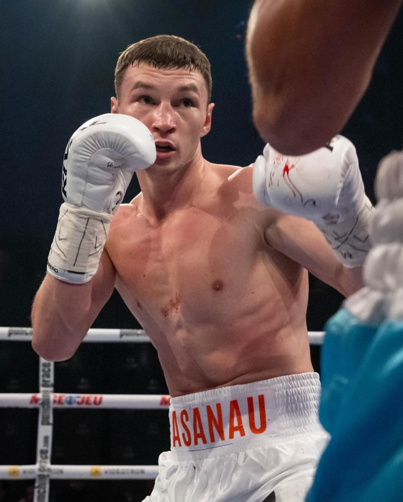 AND NOW - À son 2e combat dans nos rangs, et en Amérique, Dzmitry Asanau (9-0, 3 K.-O.) devient champion WBC Continental des Amériques des poids légers! La marche était haute face à un Matias Rueda s’am (1).jpg