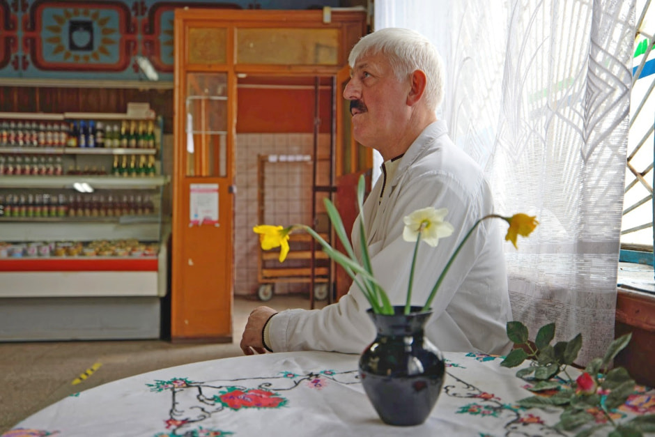 Продавец в сельском магазине 20.jpg