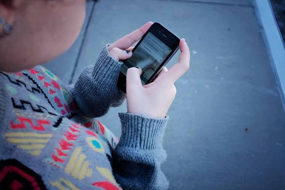 Девушка с телефоном