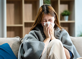 Почему одни переносят простуду “на ногах”, а другие лежат с температурой? Ученые нашли ответ в носу