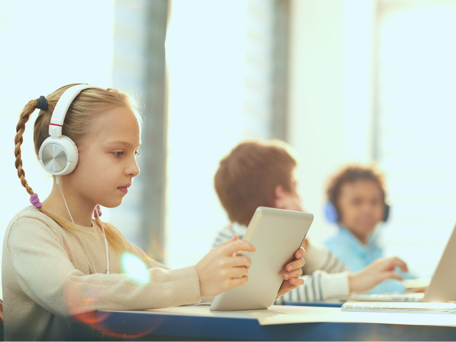 Девочка в наушниках.png