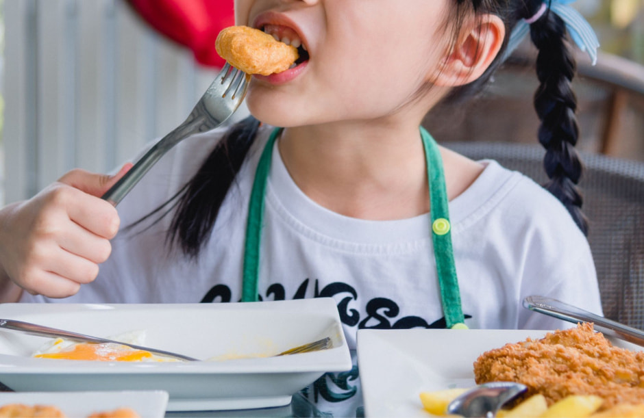 дети едят.jpg