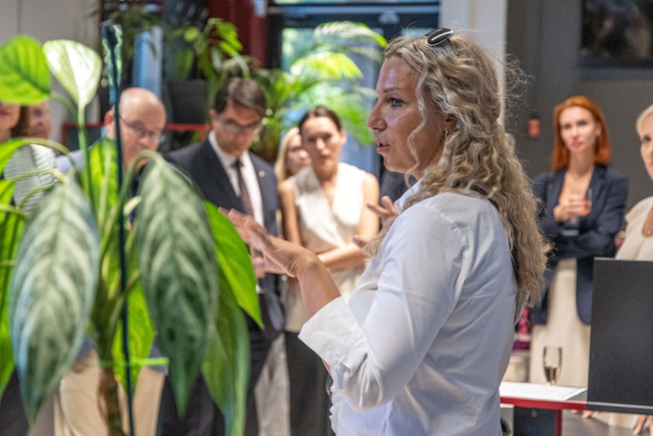 Художник Валерий Песин в галерее SmART 5.jpg