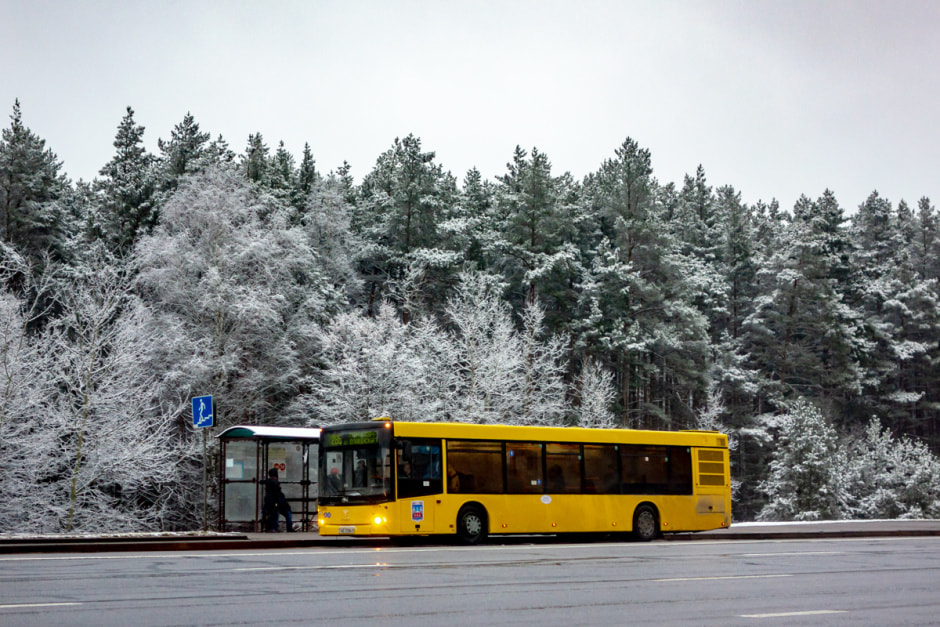 автобус зимой едет