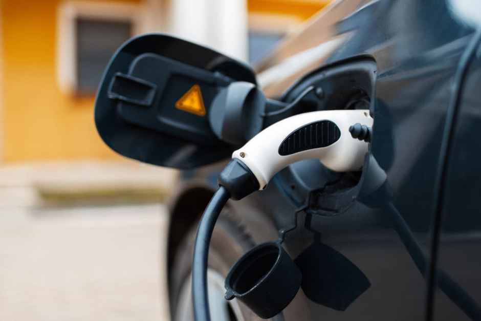 Зарядка электромобиля в Беларуси.jpg