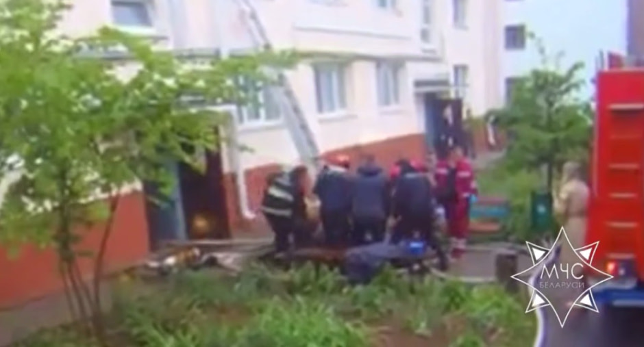 Пожарные выносят женщину.jpg