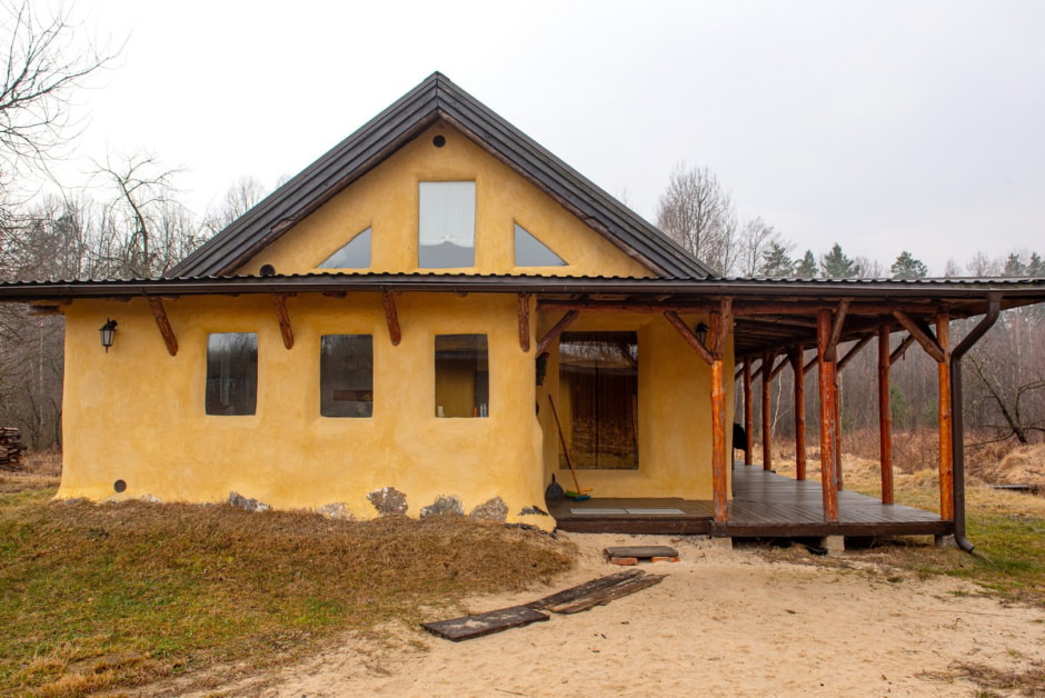 Парень построил дом из глины 15.jpg