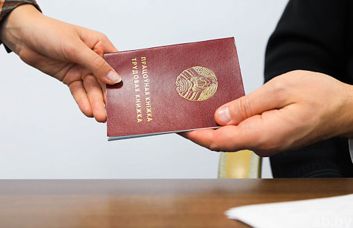 Адвокат объяснила, почему всех в Беларуси увольняют “по статье”. После прогула можно найти работу?