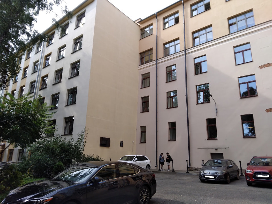 9-Шестиэтажная пристройка 1968 года к школе иезуитов со стороны двора.jpg