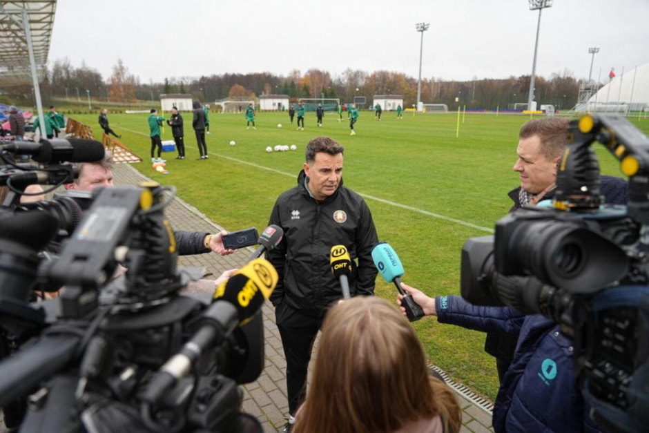 4-Карлос Алос во время интервью журналистам.jpg