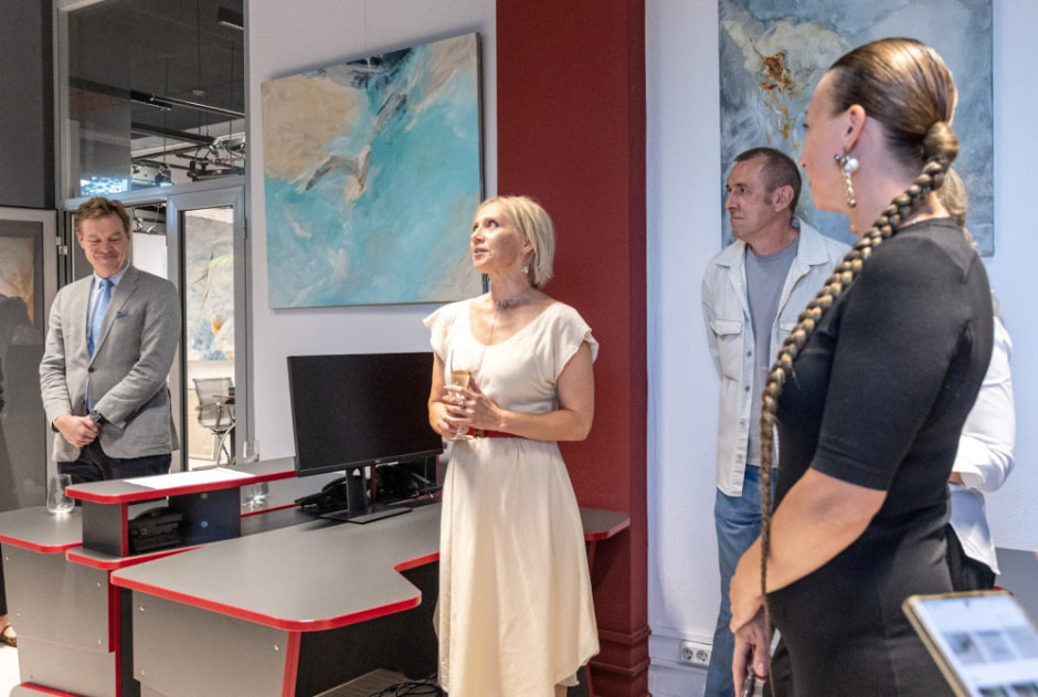 Художник Валерий Песин в галерее SmART 2.jpg