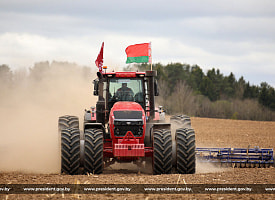 Лукашенко показали самый мощный трактор BELARUS: “Смотрите, не опозорьтесь с качеством”