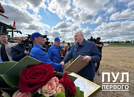 Лукашенко подарил лучшим аграриям по автомобилю прямо в поле