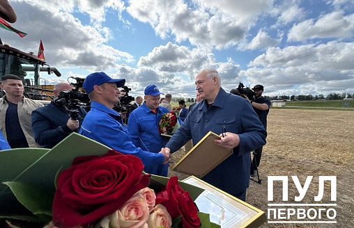 Лукашенко подарил лучшим аграриям по автомобилю прямо в поле