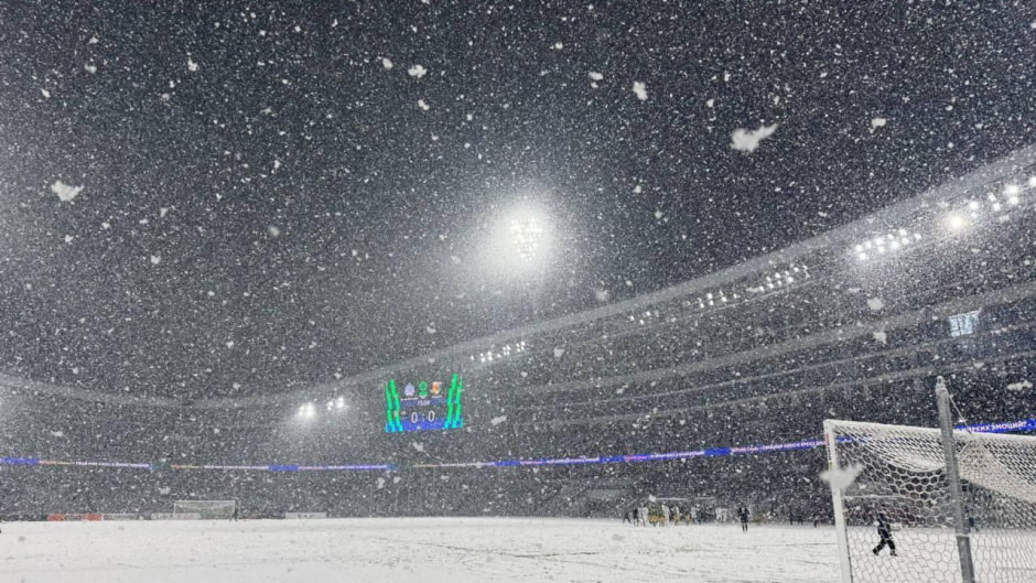 Футбольный матч прервали из-за снега.jpg