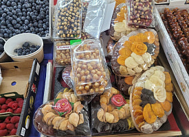 Личи, драгонфрут и клубника: чем удивить любимых 14 февраля с Комаровки