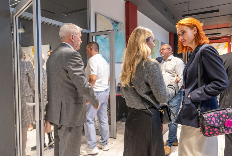 Художник Валерий Песин в галерее SmART 16.jpg