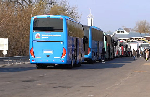 Брал до $150: в Бресте судили водителя автобуса за платные “подсадки” пассажиров на границе