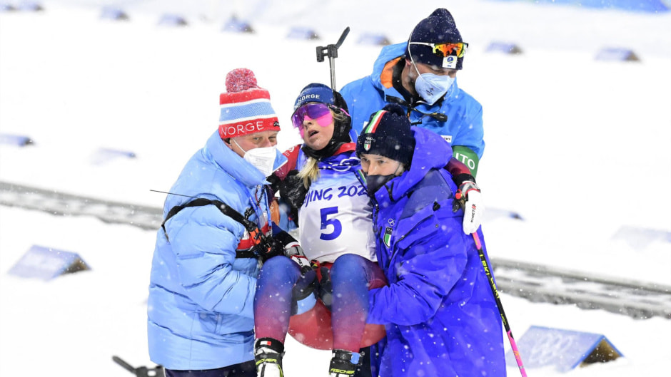 Ингрид Тандреволд несут на руках.jpg