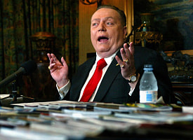 От голого фото жены Кеннеди до женщин в ошейниках. Как Ларри Флинт создал один из самых скандальных порножурналов в мире