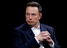 Илон Маск стал первым триллионером в мире после IPO SpaceX