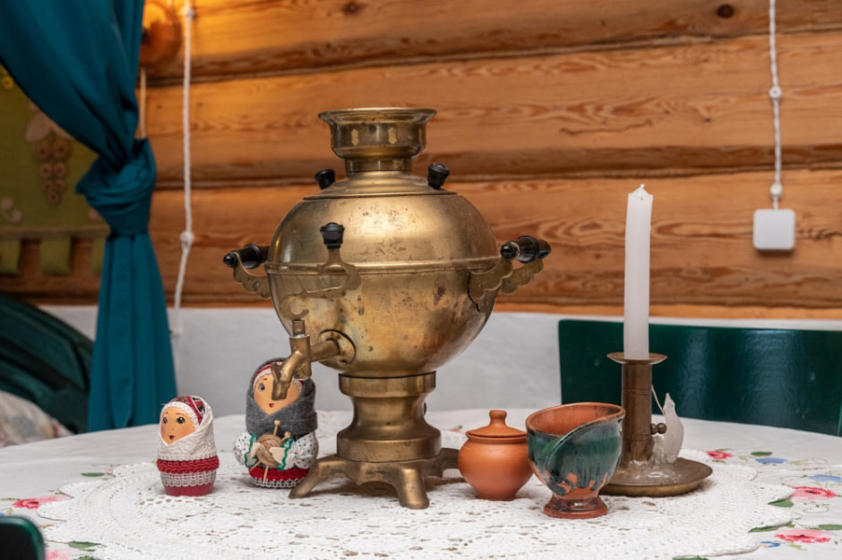 Девушка и деревенская хата в Ягодках 18.jpg