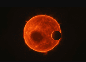 Астрономы обнаружили планету с экстремальным наклоном орбиты – это нарушает все законы физики