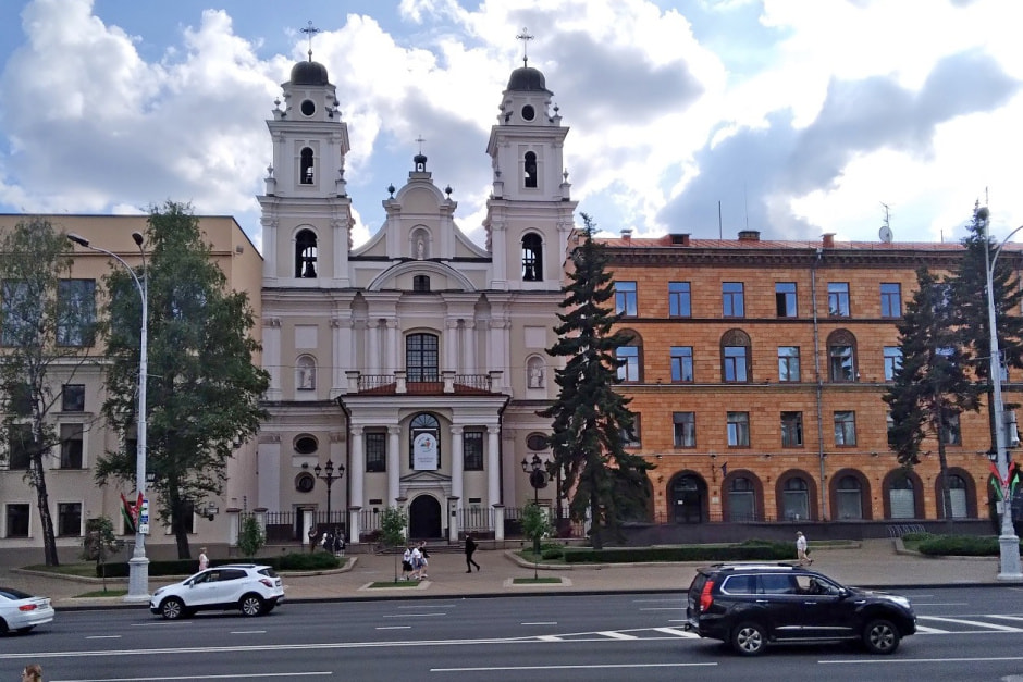 14-Вид на костел на Площади Свободы и здание с посольствами (справа).jpg
