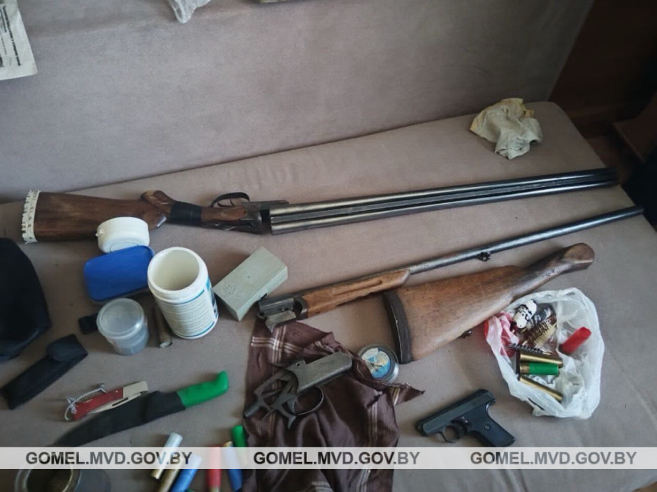 У жителя Калинковичей нашли боевой арсенал — изъяли пистолет, винтовки и порох (3).jpg У жителя Калинковичей нашли боевой арсенал — изъяли пистолет, винтовки и порох (3).jpg