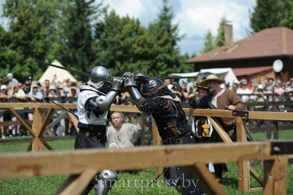 3-Поединок по средневековому фехтованию на фестивале Наш Грюнвальд..jpg
