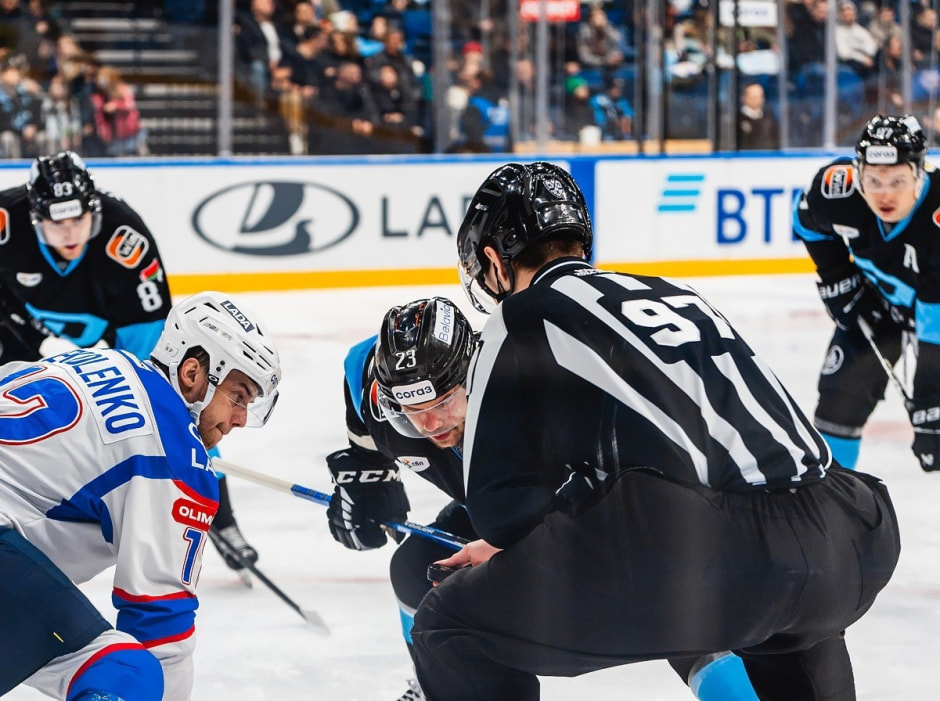 Динамо Минск Лада. На точке вбрасывания Андрей Стась.jpg