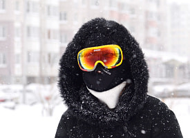 Кто-то злится, сигналит, другие – помогают: походили с фотокамерой по снежному Минску