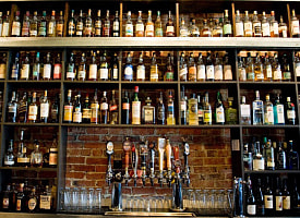 Уничтожили больше 60 литров алкоголя и 550 кг продуктов. КГК закрыл 3 кафе в Бресте