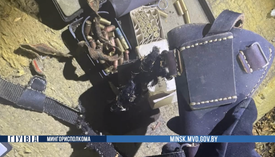 В Минске в лифте одной из многоэтажек нашли глушитель, кобуру и патроны (4).png