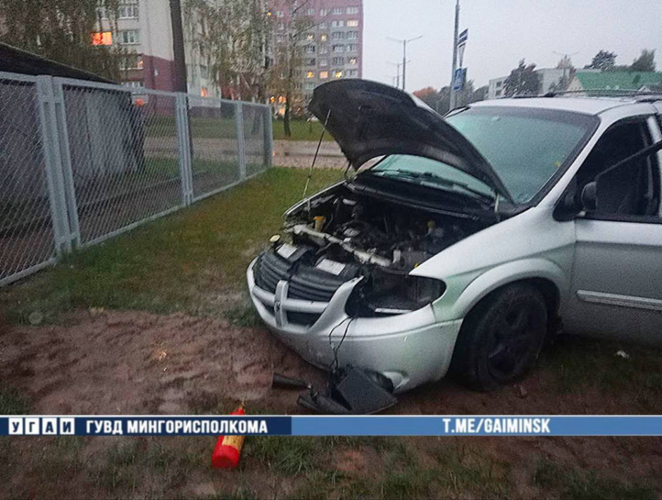 В Минске Dodge въехал в припаркованный Volkswagen, после чего загорелся.jpg