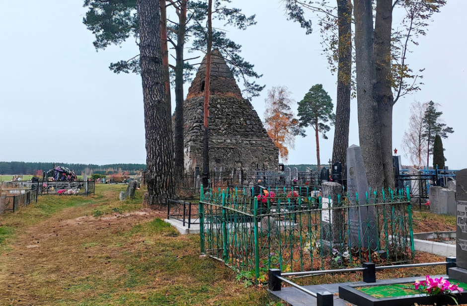 Белорусская пирамида в Узде 2.jpg